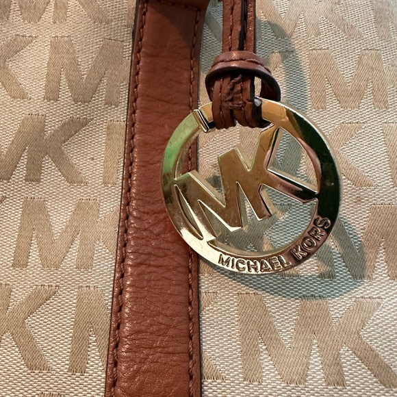 MICHAEL KORS TAN MONOGRAM TOTE 15x9 & ZIP AROUND WALLET - Picture 8 of 16